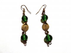 Metal earrings with beads – green – spiral