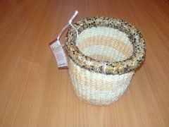 Basket of raffia natural